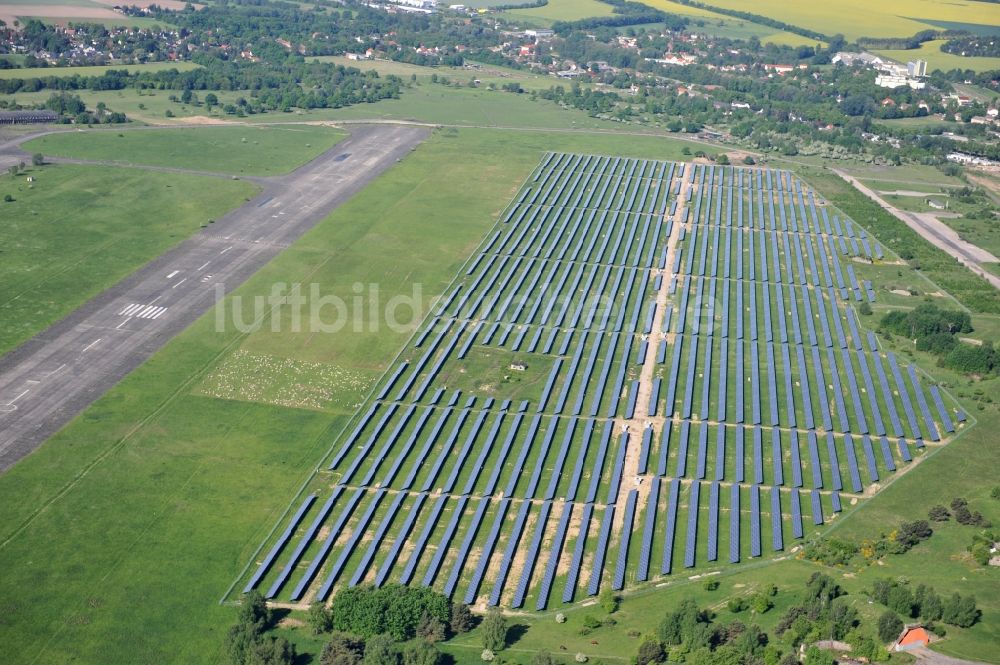 Luftaufnahme Werneuchen - Solaranlagenfeld auf dem Flugplatz Werneuchenim Bundesland Brandenburg