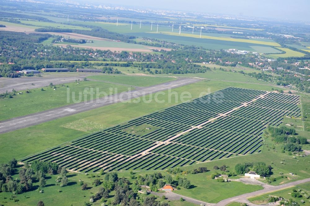 Werneuchen von oben - Solaranlagenfeld auf dem Flugplatz Werneuchenim Bundesland Brandenburg