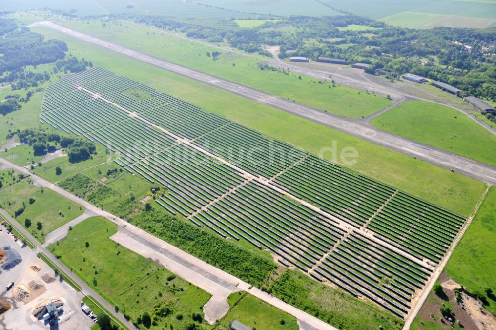 Werneuchen aus der Vogelperspektive: Solaranlagenfeld auf dem Flugplatz Werneuchenim Bundesland Brandenburg