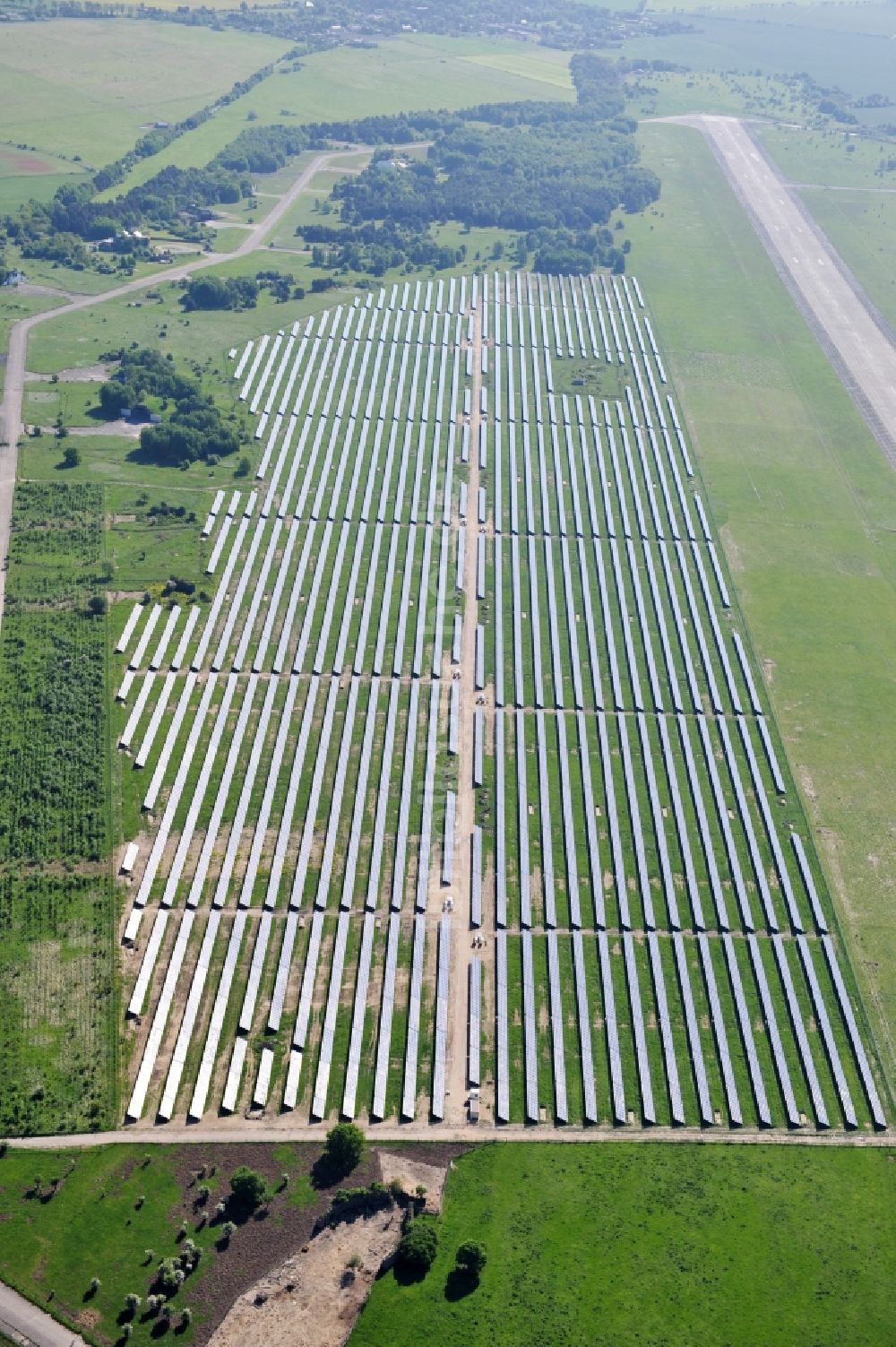 Luftbild Werneuchen - Solaranlagenfeld auf dem Flugplatz Werneuchenim Bundesland Brandenburg