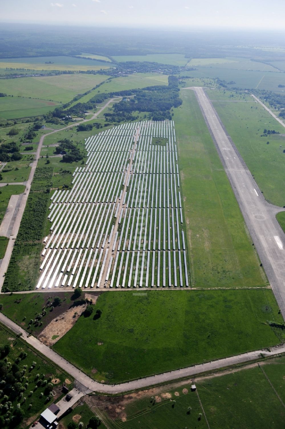 Luftaufnahme Werneuchen - Solaranlagenfeld auf dem Flugplatz Werneuchenim Bundesland Brandenburg