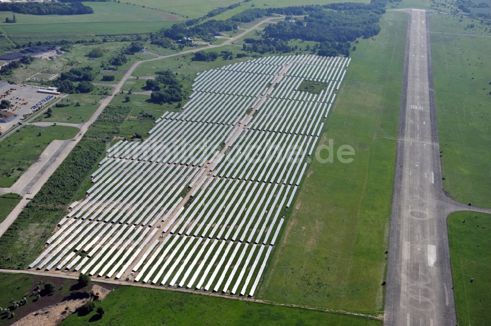 Werneuchen von oben - Solaranlagenfeld auf dem Flugplatz Werneuchenim Bundesland Brandenburg