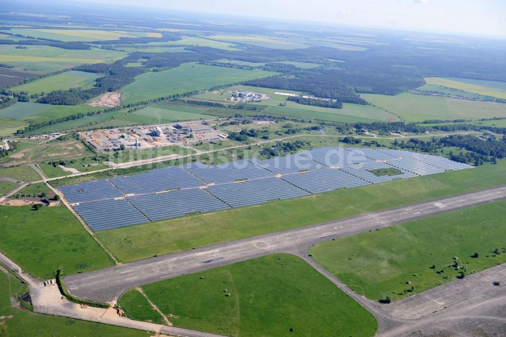 Werneuchen aus der Vogelperspektive: Solaranlagenfeld auf dem Flugplatz Werneuchenim Bundesland Brandenburg