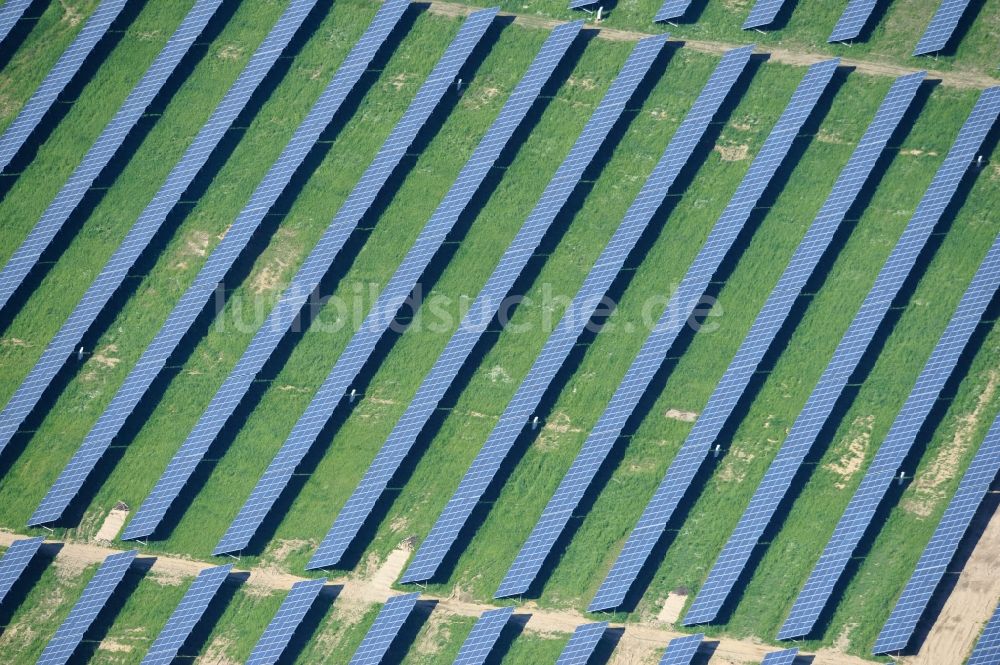 Luftaufnahme Werneuchen - Solaranlagenfeld auf dem Flugplatz Werneuchenim Bundesland Brandenburg