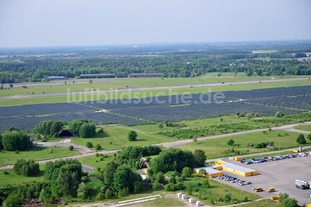 Luftbild Werneuchen - Solaranlagenfeld auf dem Flugplatz Werneuchenim Bundesland Brandenburg