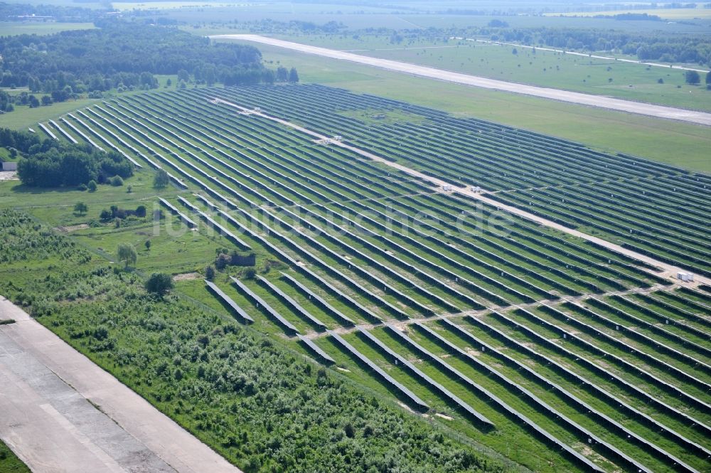 Luftaufnahme Werneuchen - Solaranlagenfeld auf dem Flugplatz Werneuchenim Bundesland Brandenburg