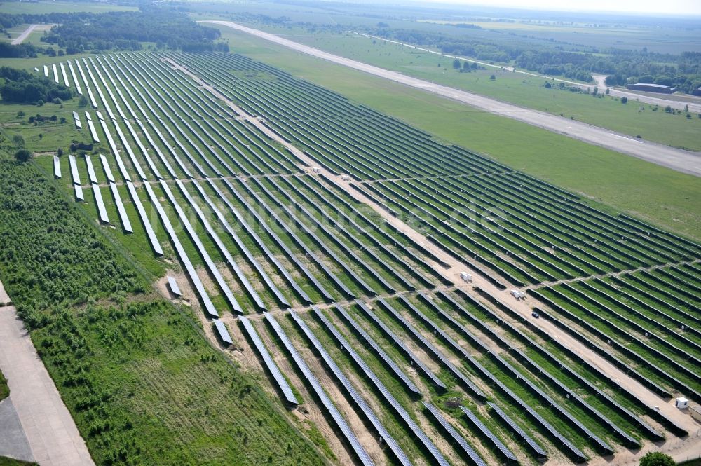 Werneuchen von oben - Solaranlagenfeld auf dem Flugplatz Werneuchenim Bundesland Brandenburg