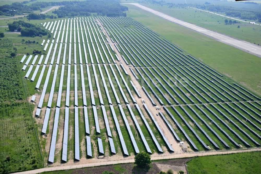 Werneuchen aus der Vogelperspektive: Solaranlagenfeld auf dem Flugplatz Werneuchenim Bundesland Brandenburg