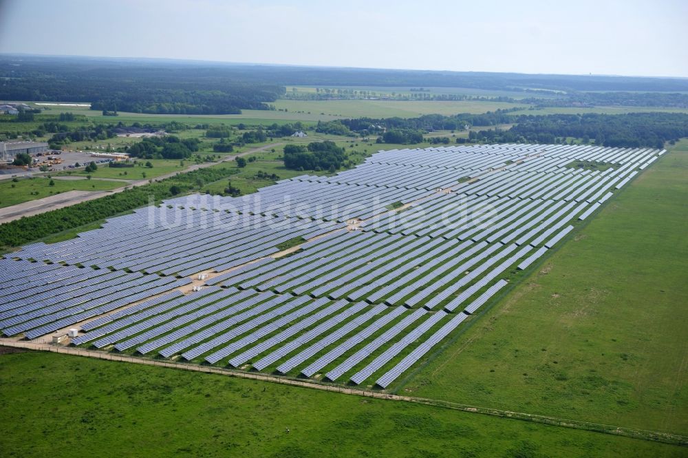 Luftbild Werneuchen - Solaranlagenfeld auf dem Flugplatz Werneuchenim Bundesland Brandenburg