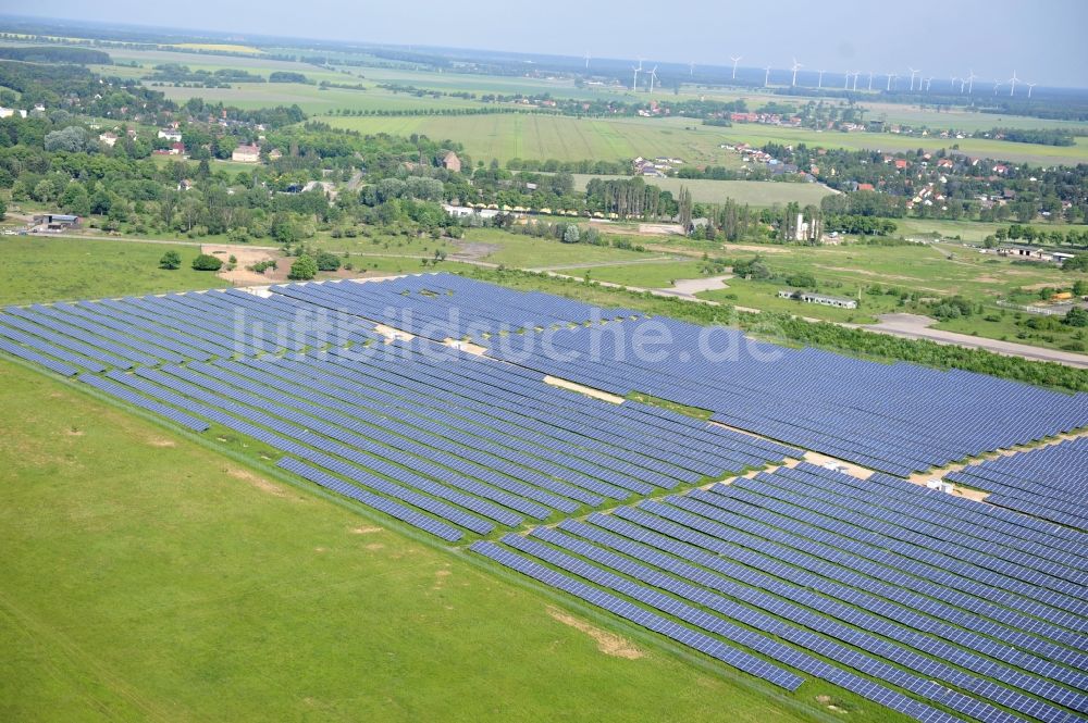 Luftaufnahme Werneuchen - Solaranlagenfeld auf dem Flugplatz Werneuchenim Bundesland Brandenburg