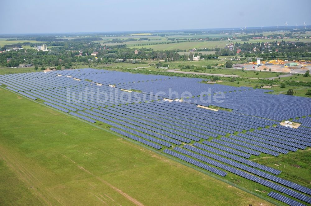 Werneuchen von oben - Solaranlagenfeld auf dem Flugplatz Werneuchenim Bundesland Brandenburg