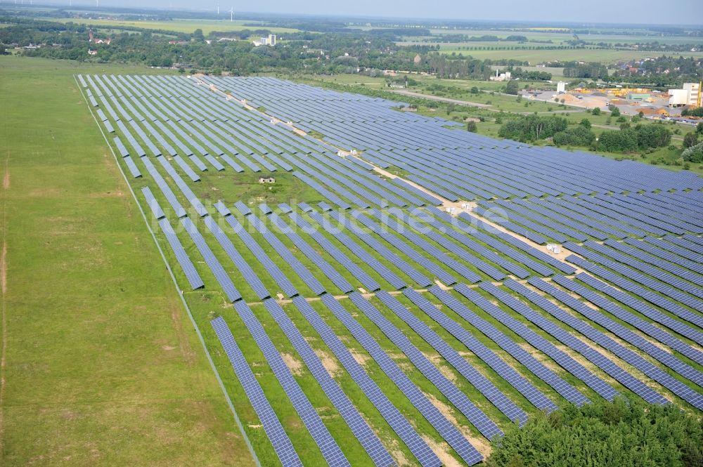 Werneuchen aus der Vogelperspektive: Solaranlagenfeld auf dem Flugplatz Werneuchenim Bundesland Brandenburg