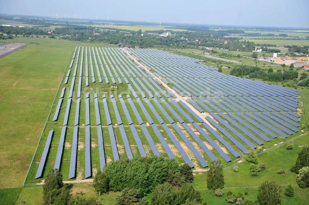 Luftbild Werneuchen - Solaranlagenfeld auf dem Flugplatz Werneuchenim Bundesland Brandenburg