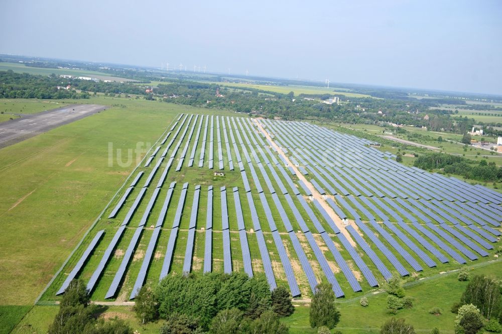 Luftaufnahme Werneuchen - Solaranlagenfeld auf dem Flugplatz Werneuchenim Bundesland Brandenburg