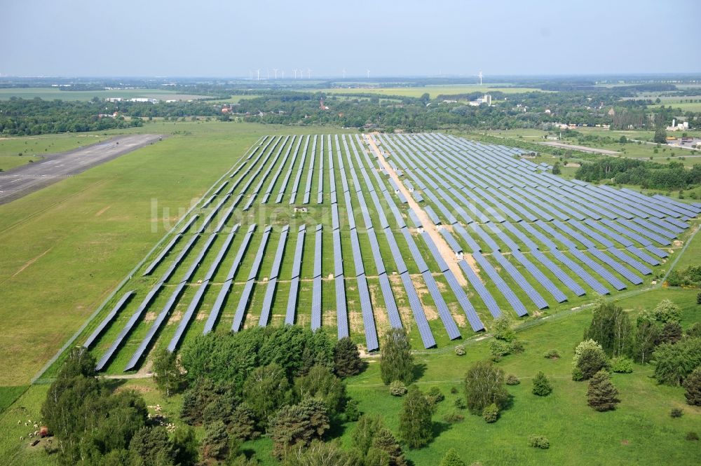 Werneuchen von oben - Solaranlagenfeld auf dem Flugplatz Werneuchenim Bundesland Brandenburg