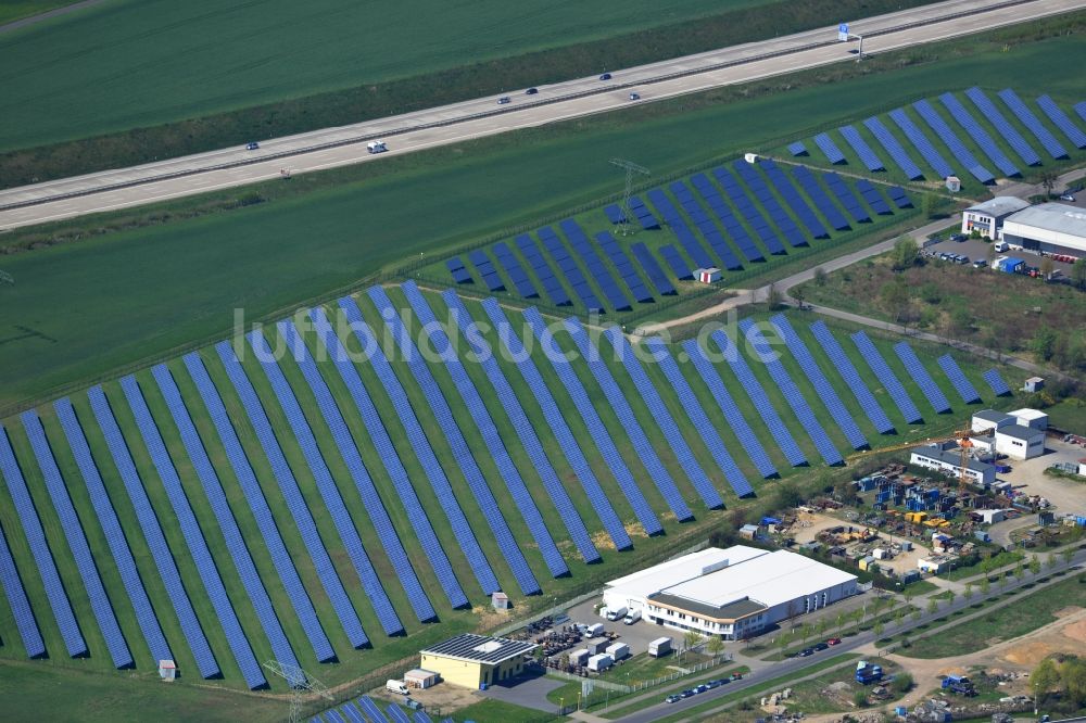 Neuenhagen aus der Vogelperspektive: Solarenergiepark / Solarpark / Solarkraftwerk am Solarpark Neuenhagen im Bundesland Brandenburg