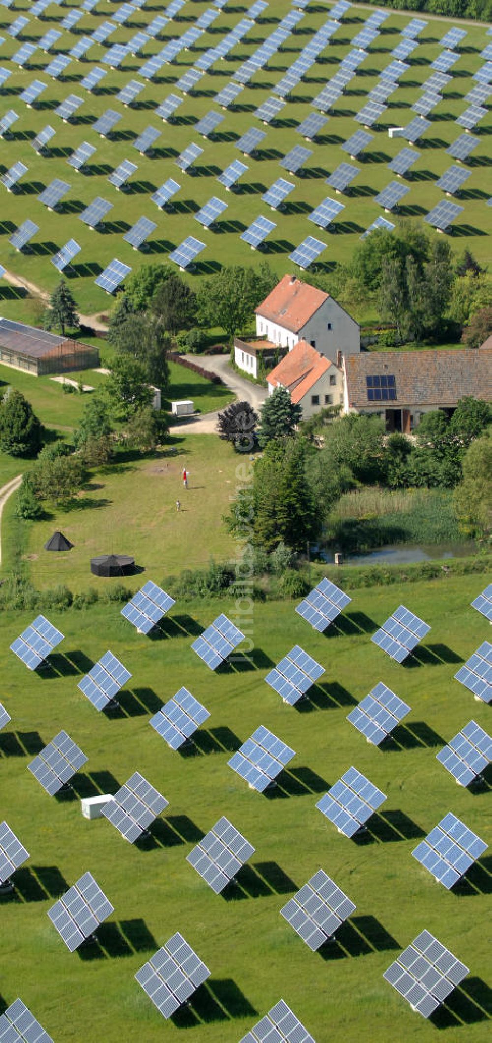 Arnstein aus der Vogelperspektive: Solarfeld Erlasee (auch Solarstrompark Gut Erlasee) bei Arnstein in Bayern