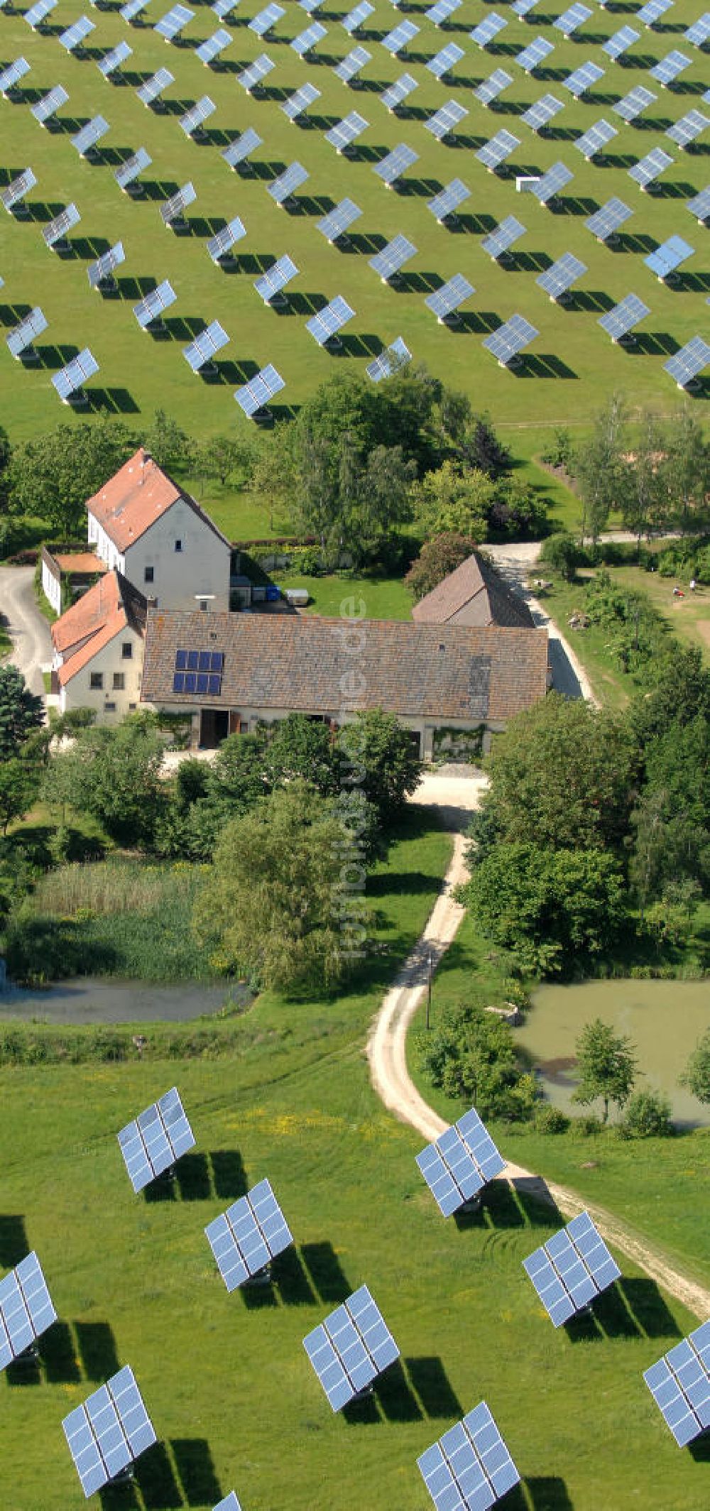 Arnstein aus der Vogelperspektive: Solarfeld Erlasee (auch Solarstrompark Gut Erlasee) bei Arnstein in Bayern