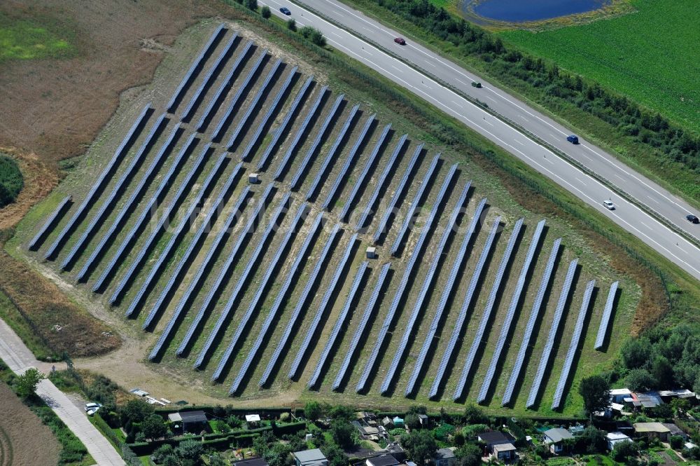 Rostock aus der Vogelperspektive: Solarfeld Solarkraftwerk an der Bundesautobahn BAB A 103 bei Rostock im Bundesland Mecklenburg-Vorpommern