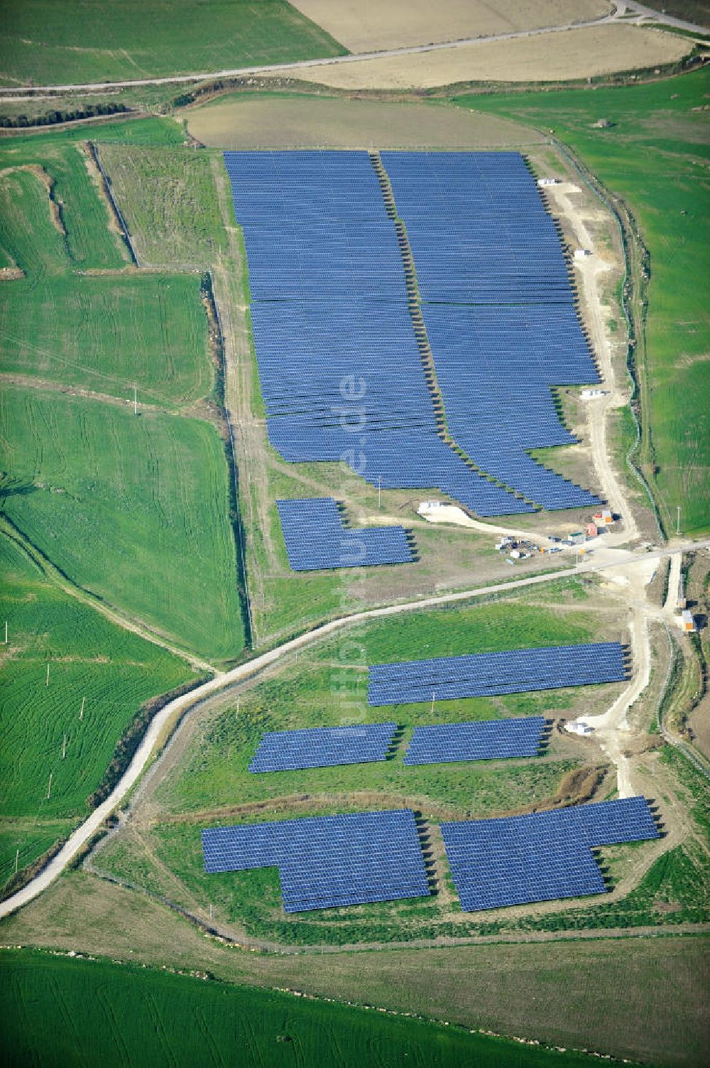 Villalba auf Sizilien von oben - Solarfeld / Solarpark Villalba auf Sizilien in Italien