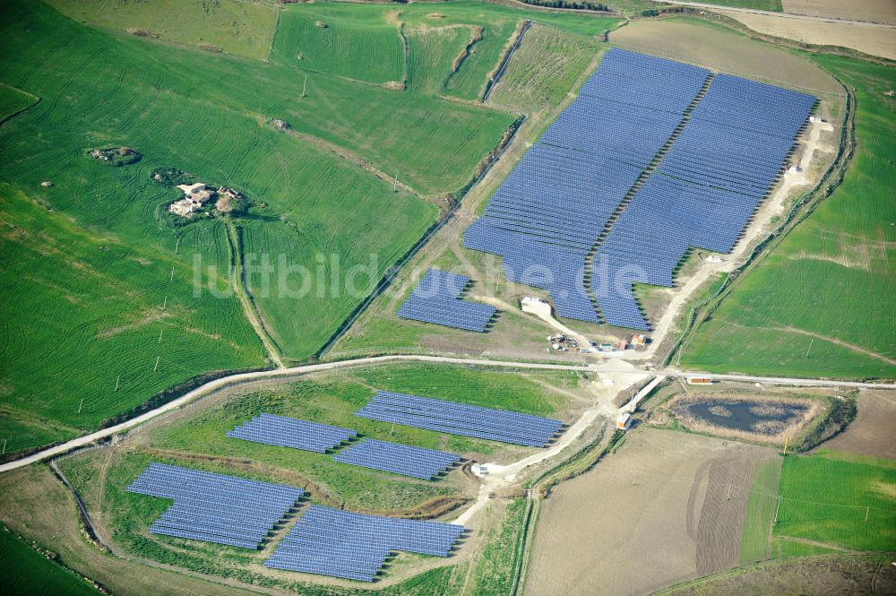 Luftbild Villalba auf Sizilien - Solarfeld / Solarpark Villalba auf Sizilien in Italien