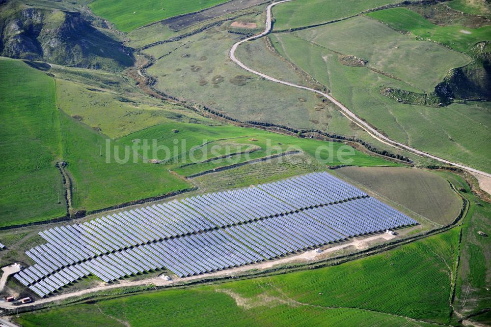 Luftaufnahme Villalba auf Sizilien - Solarfeld / Solarpark Villalba auf Sizilien in Italien