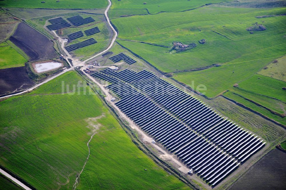 Villalba auf Sizilien von oben - Solarfeld / Solarpark Villalba auf Sizilien in Italien