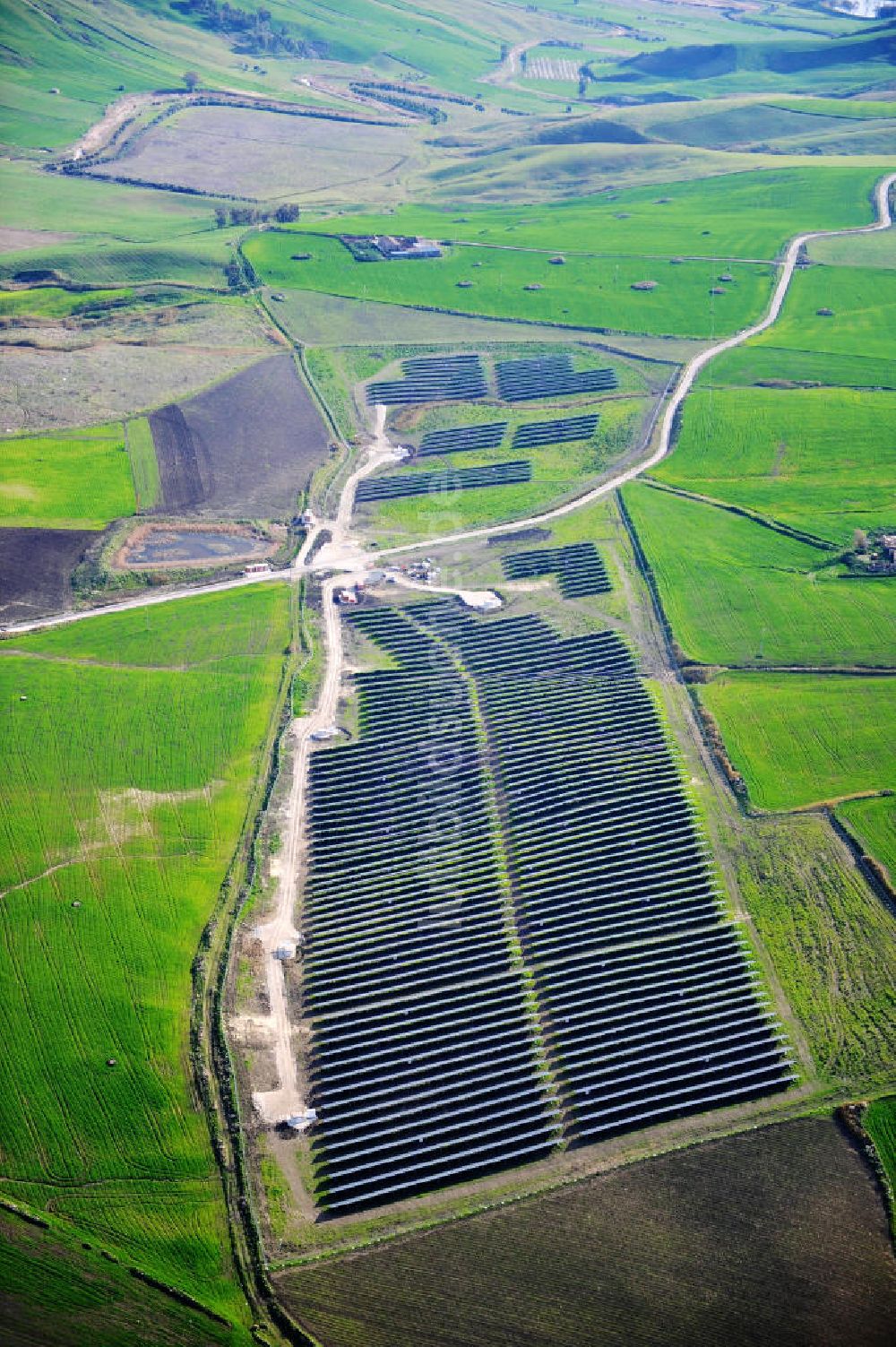 Villalba auf Sizilien aus der Vogelperspektive: Solarfeld / Solarpark Villalba auf Sizilien in Italien