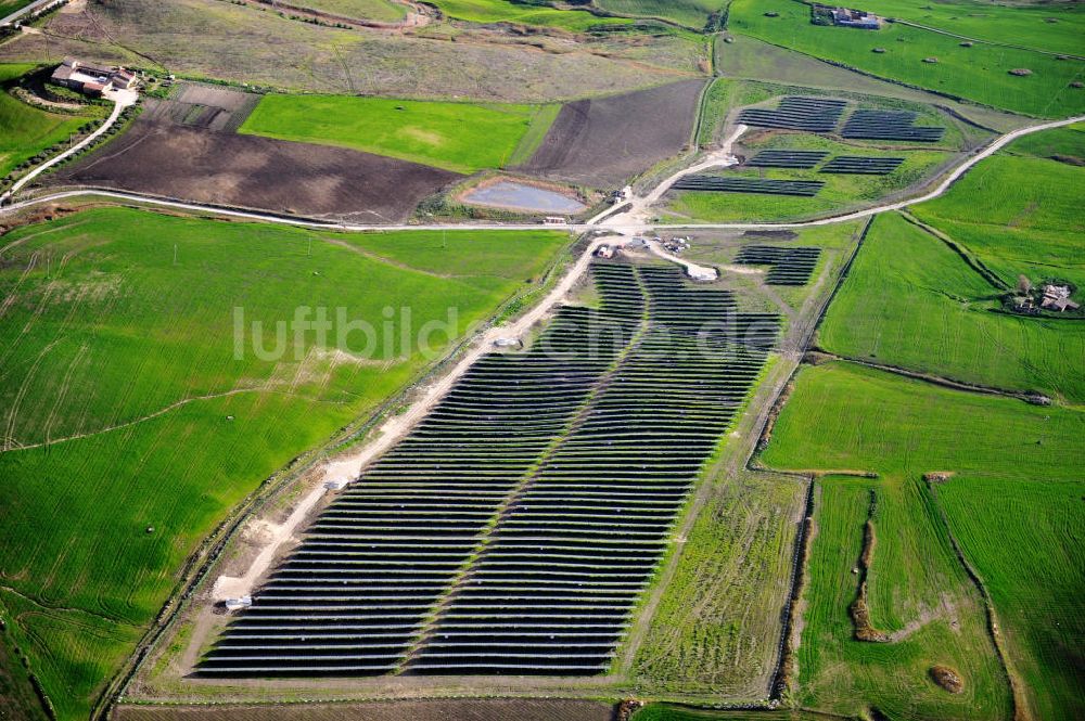 Luftaufnahme Villalba auf Sizilien - Solarfeld / Solarpark Villalba auf Sizilien in Italien