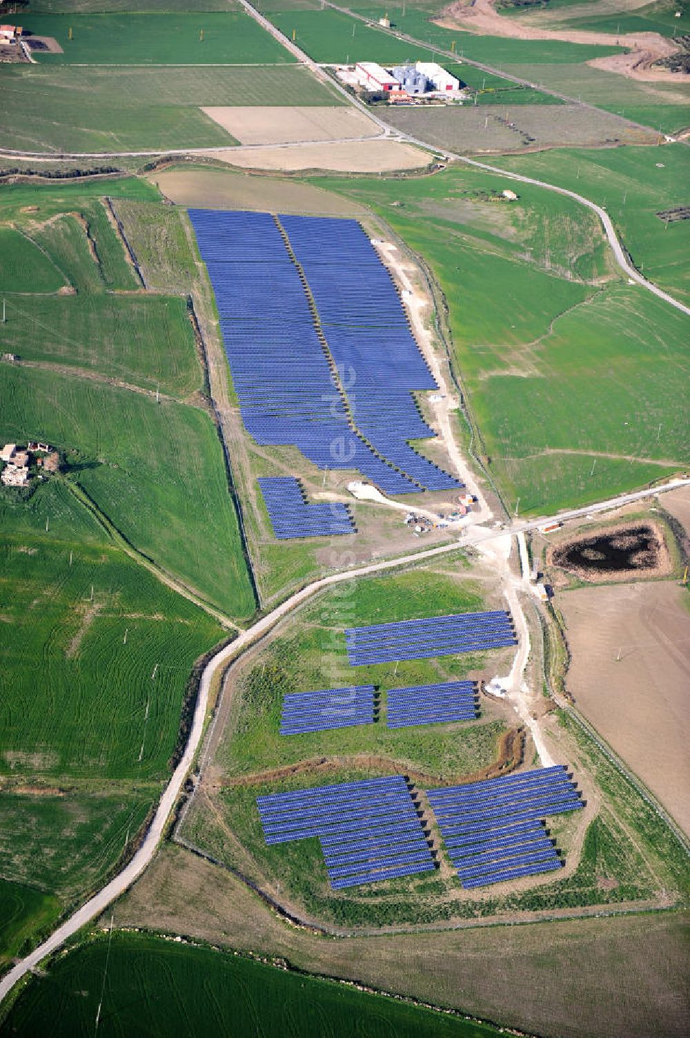 Villalba auf Sizilien aus der Vogelperspektive: Solarfeld / Solarpark Villalba auf Sizilien in Italien