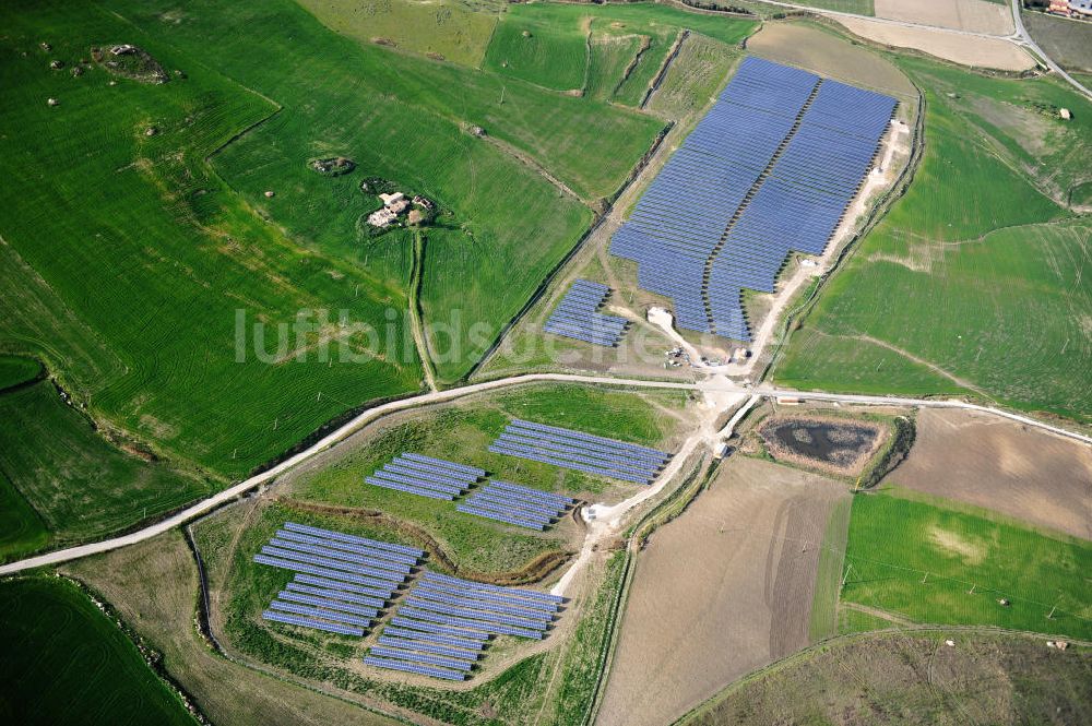 Villalba auf Sizilien von oben - Solarfeld / Solarpark Villalba auf Sizilien in Italien