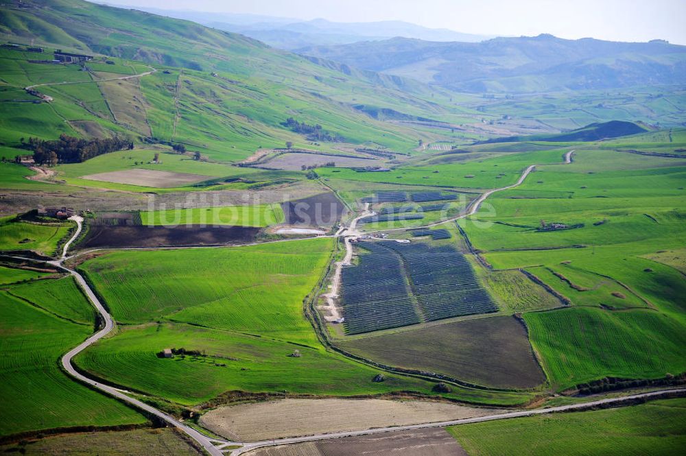 Villalba auf Sizilien aus der Vogelperspektive: Solarfeld / Solarpark Villalba auf Sizilien in Italien