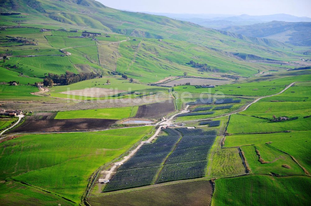 Luftbild Villalba auf Sizilien - Solarfeld / Solarpark Villalba auf Sizilien in Italien