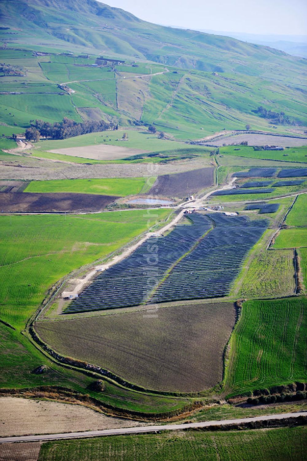 Luftaufnahme Villalba auf Sizilien - Solarfeld / Solarpark Villalba auf Sizilien in Italien