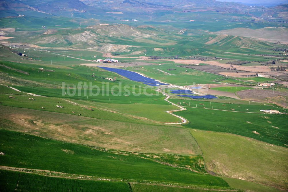 Villalba auf Sizilien von oben - Solarfeld / Solarpark Villalba auf Sizilien in Italien