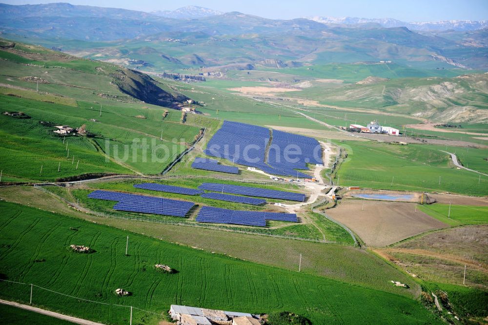 Luftaufnahme Villalba auf Sizilien - Solarfeld / Solarpark Villalba auf Sizilien in Italien