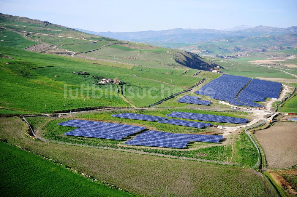 Villalba auf Sizilien aus der Vogelperspektive: Solarfeld / Solarpark Villalba auf Sizilien in Italien