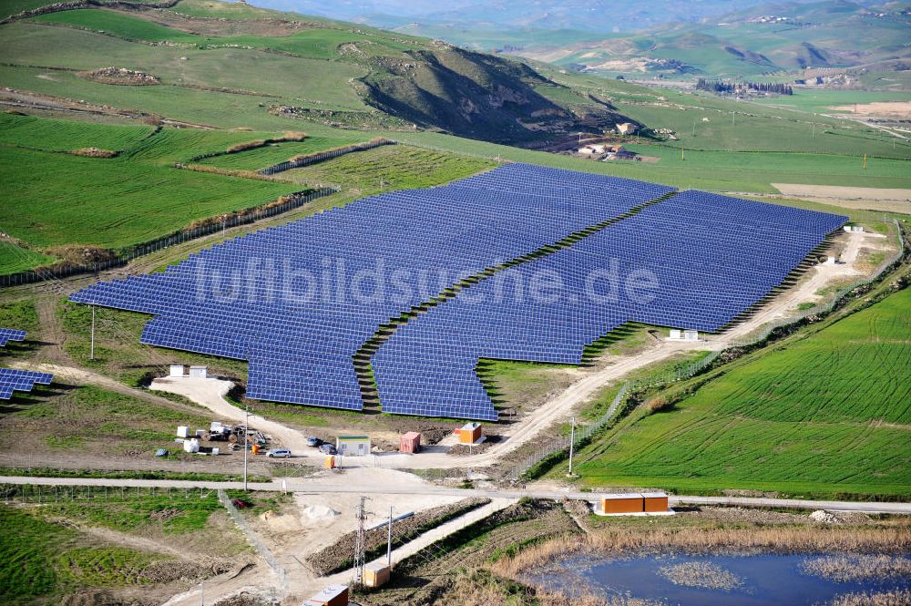 Luftaufnahme Villalba auf Sizilien - Solarfeld / Solarpark Villalba auf Sizilien in Italien