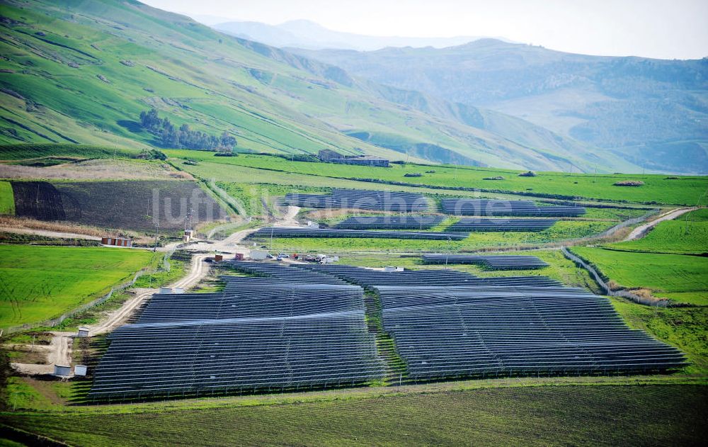 Villalba auf Sizilien von oben - Solarfeld / Solarpark Villalba auf Sizilien in Italien