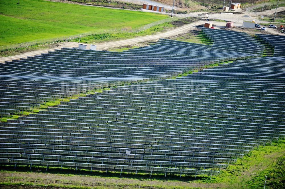 Villalba auf Sizilien aus der Vogelperspektive: Solarfeld / Solarpark Villalba auf Sizilien in Italien