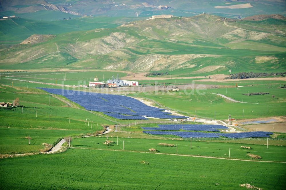 Villalba auf Sizilien aus der Vogelperspektive: Solarfeld / Solarpark Villalba auf Sizilien in Italien