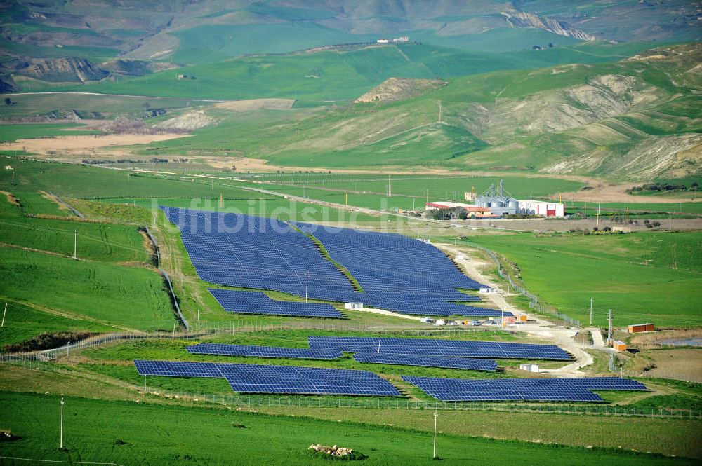 Luftbild Villalba auf Sizilien - Solarfeld / Solarpark Villalba auf Sizilien in Italien