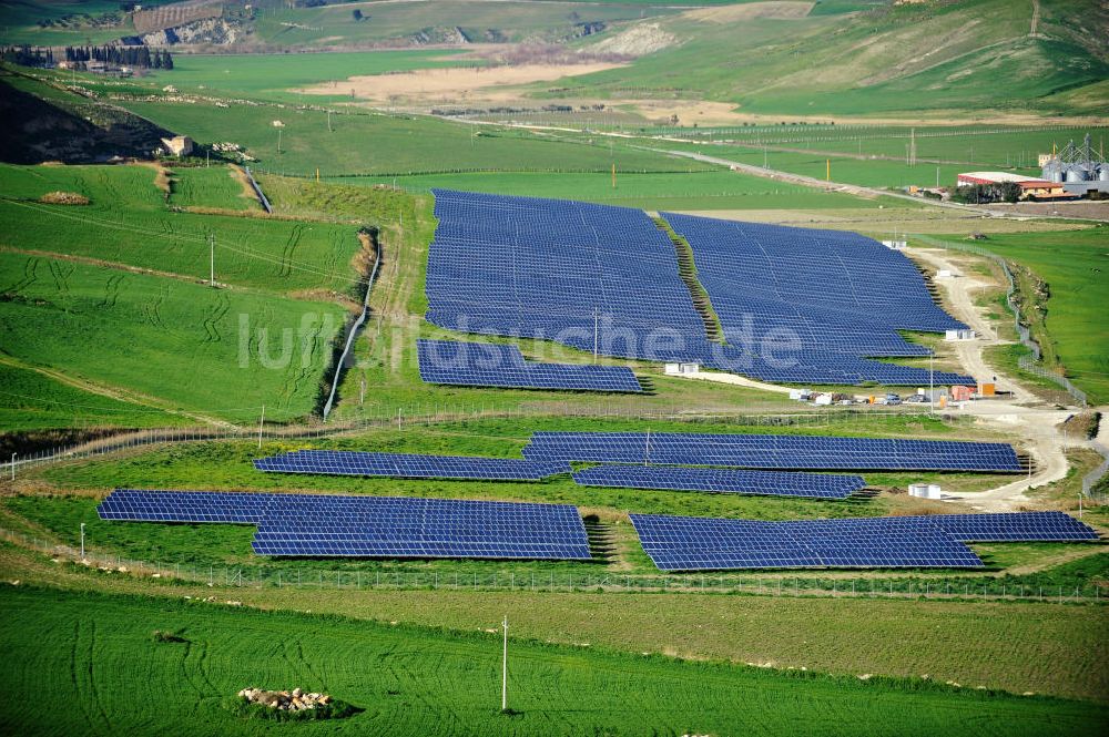 Luftaufnahme Villalba auf Sizilien - Solarfeld / Solarpark Villalba auf Sizilien in Italien