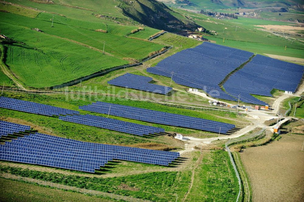 Villalba auf Sizilien aus der Vogelperspektive: Solarfeld / Solarpark Villalba auf Sizilien in Italien