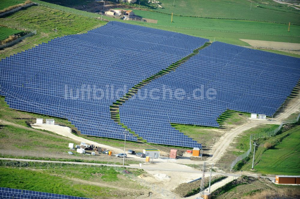 Luftbild Villalba auf Sizilien - Solarfeld / Solarpark Villalba auf Sizilien in Italien