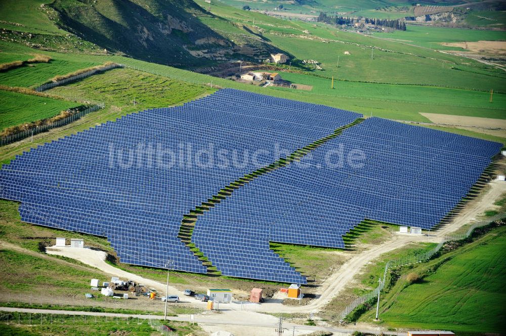 Luftaufnahme Villalba auf Sizilien - Solarfeld / Solarpark Villalba auf Sizilien in Italien