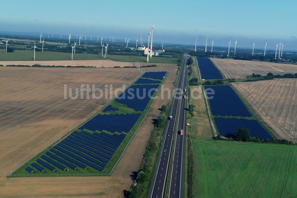 Luftbild Kuckuck - Solarfelder eines Photovoltaik- Kraftwerkes entlang des verlaufes der Autobahn A24 bei Kuckuck im Bundesland Brandenburg