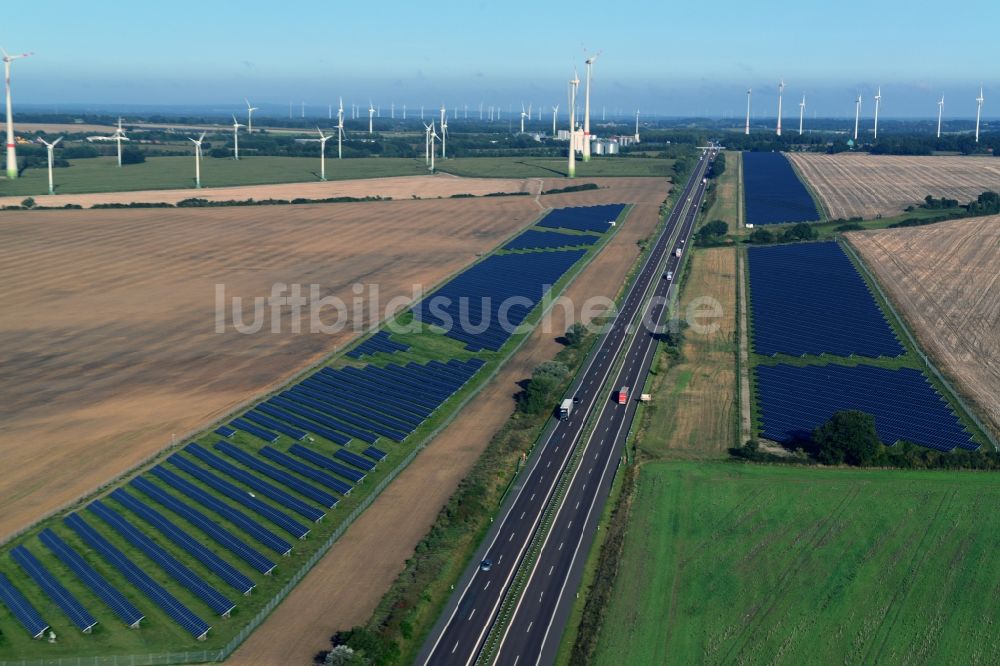 Luftaufnahme Kuckuck - Solarfelder eines Photovoltaik- Kraftwerkes entlang des verlaufes der Autobahn A24 bei Kuckuck im Bundesland Brandenburg