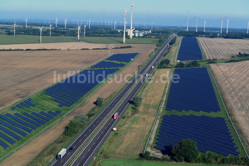 Kuckuck von oben - Solarfelder eines Photovoltaik- Kraftwerkes entlang des verlaufes der Autobahn A24 bei Kuckuck im Bundesland Brandenburg