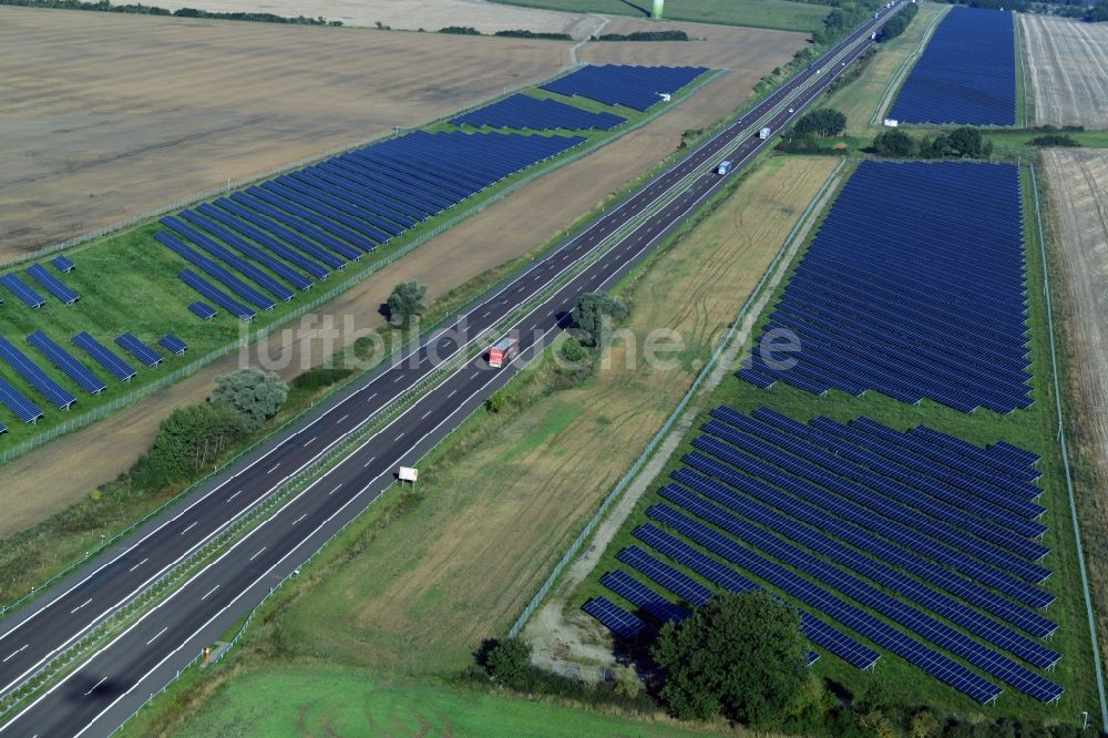 Kuckuck aus der Vogelperspektive: Solarfelder eines Photovoltaik- Kraftwerkes entlang des verlaufes der Autobahn A24 bei Kuckuck im Bundesland Brandenburg